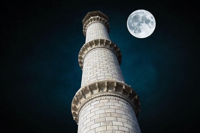 Taj Mahal on a full Moon Light Hindi me