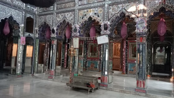 कांच का मंदिर कानपुर में घूमने की जगह