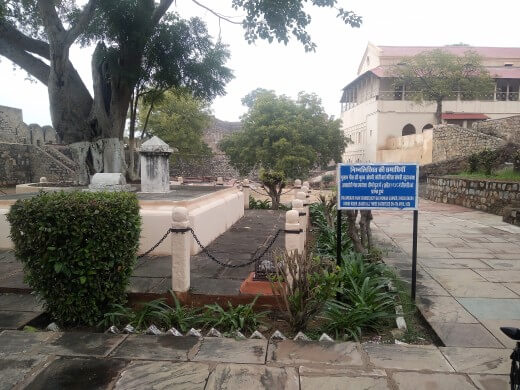 रानी लक्ष्मीबाई के किले के अन्दर गौस खां की कब्र