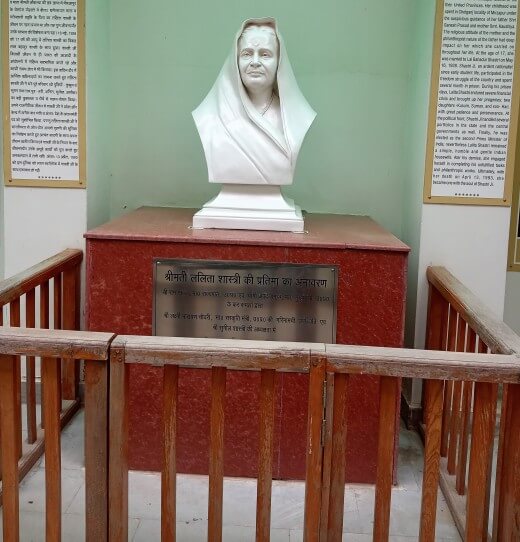 लाल बहादुर शास्त्री स्मृति भवन संग्रहालय रामनगर में बनी ललिता शास्त्री की प्रतिमा