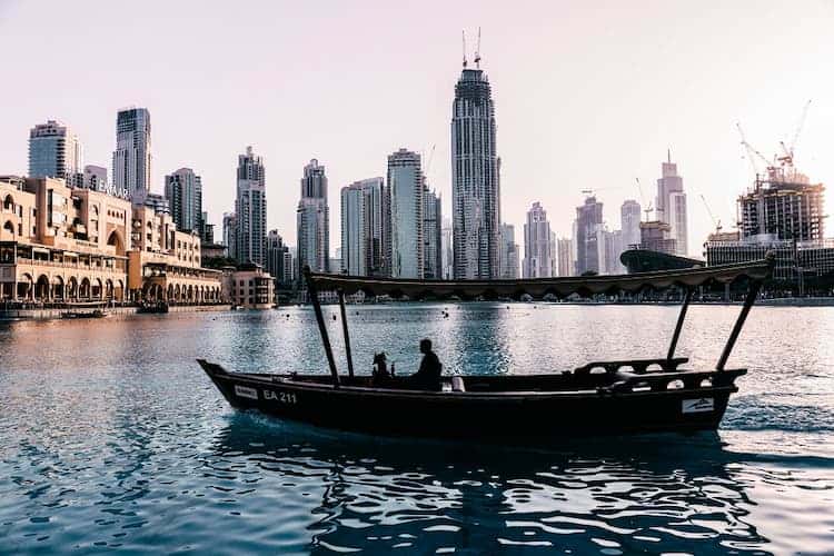 दुबई में घूमने की जगह बुर्ज खलीफा झील
