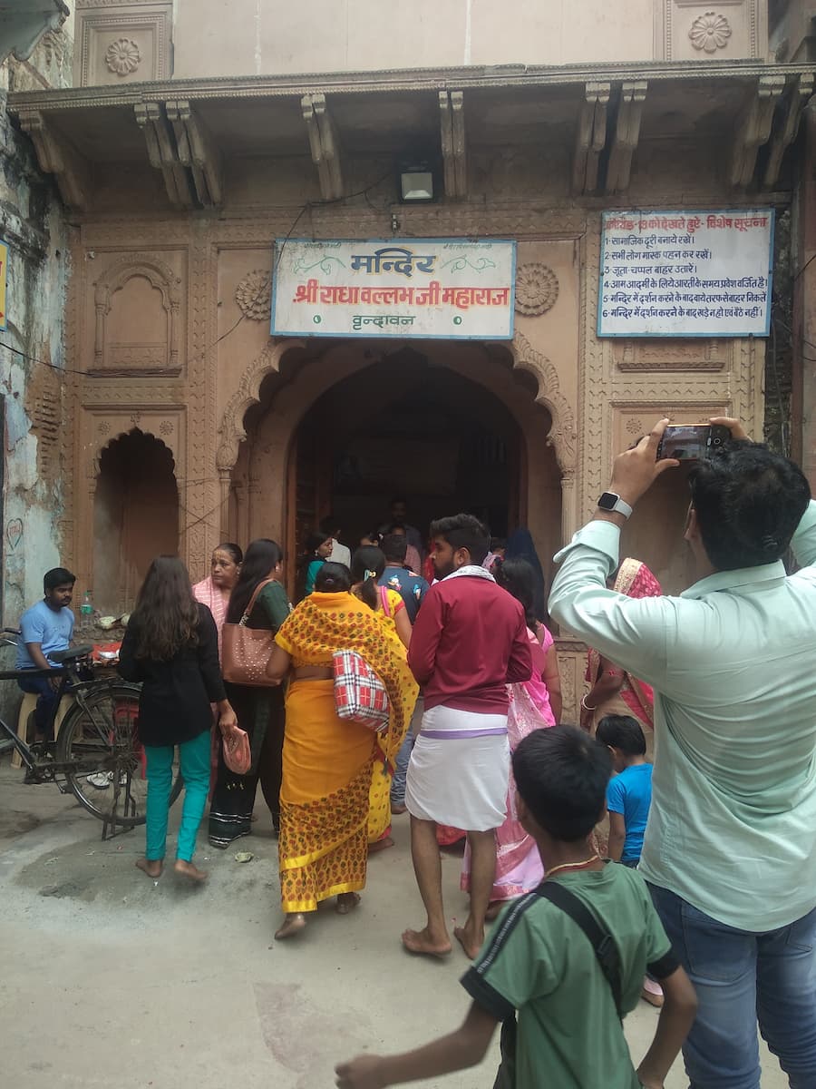 Vrindavan me ghumne ki jagah Shri Radha Vallabh Mandir