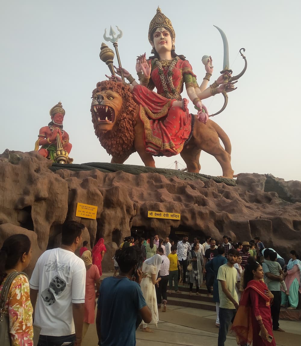 Vrindavan me ghumne ki jagah maa vaishno devi dham